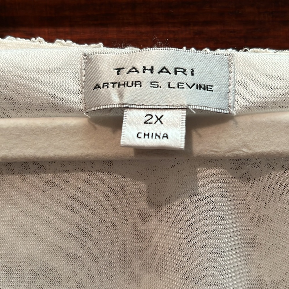 Tahari Embroidered shell with lining - Picture 2 of 4